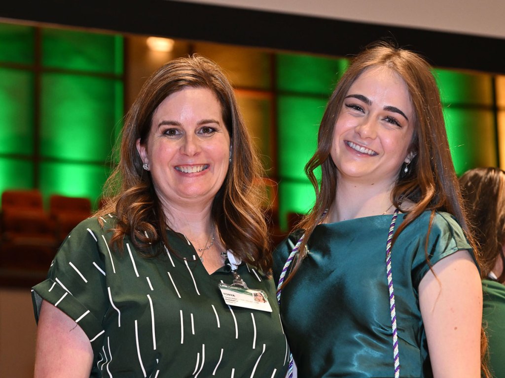 University of Alabama at Birmingham School of Nursing alumna Abby Judson, BSN, RN (BSN 2025), with her mother, Assistant Professor and three-time alumna Tonya Judson, DNP, RN, NI‐BC, CNE